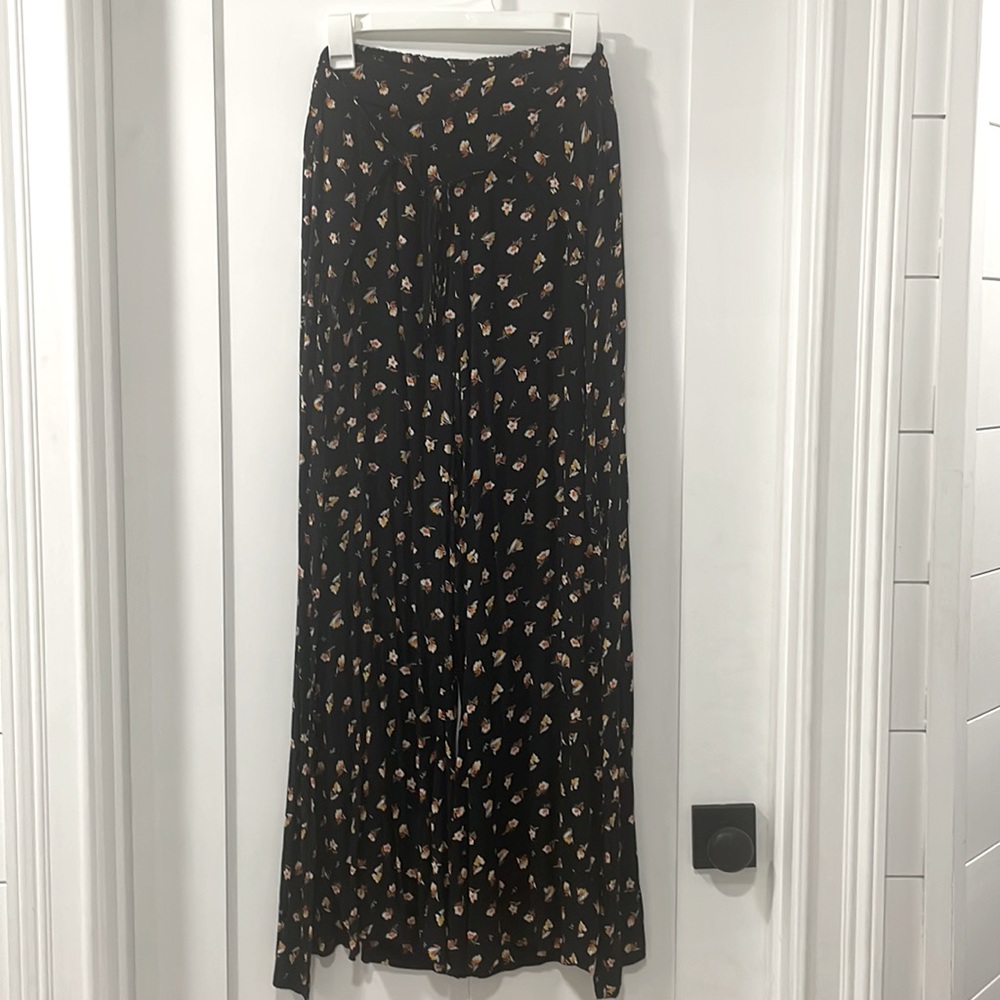 Billabong loose pants, flower pattern, size M